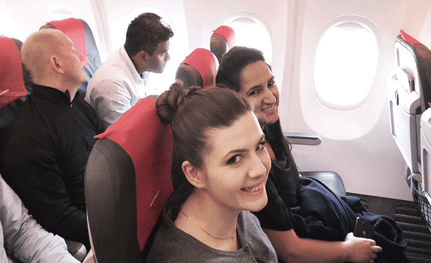 Dagfinn-Gaurav-Paulina-og-Nancy-på-flyet-til-London-1
