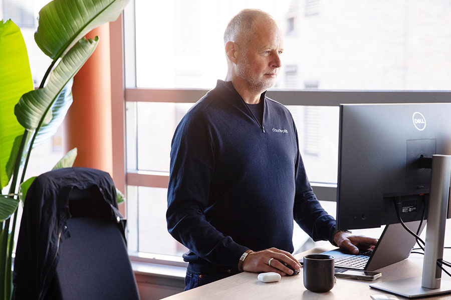 Trond ved sin computer i Cloudworks